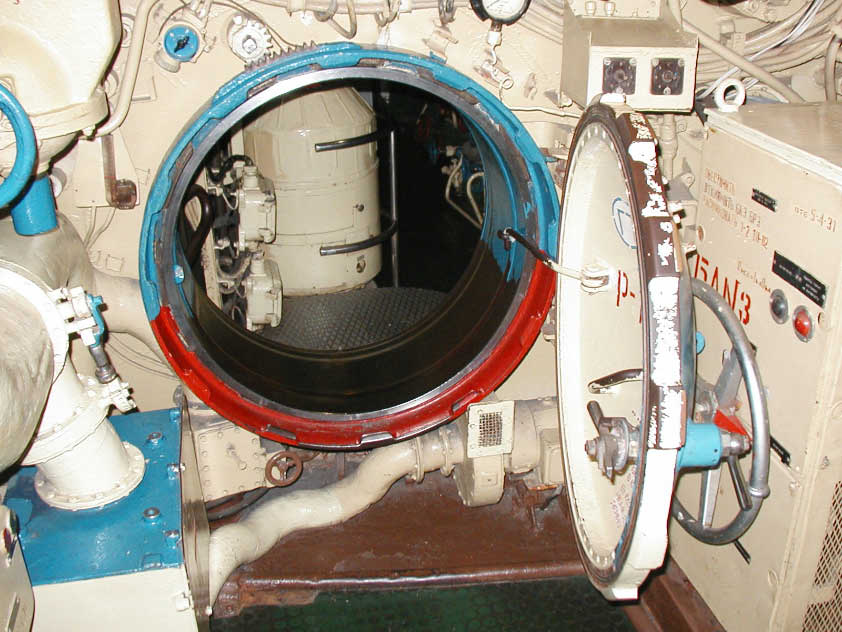 scorp-hatch.jpg (86850 bytes)